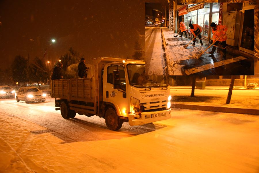 Siverek’te Belediye ekipleri tuzlama ve Kaldırımlarda Kar temizliği yaptı.