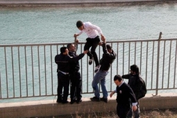 Sulama Kanalına Atlayan Öğrenciyi Polisler Kurtardı