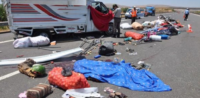 İşçileri taşıyan kamyon devrildi: 3 ölü, 13 yaralı