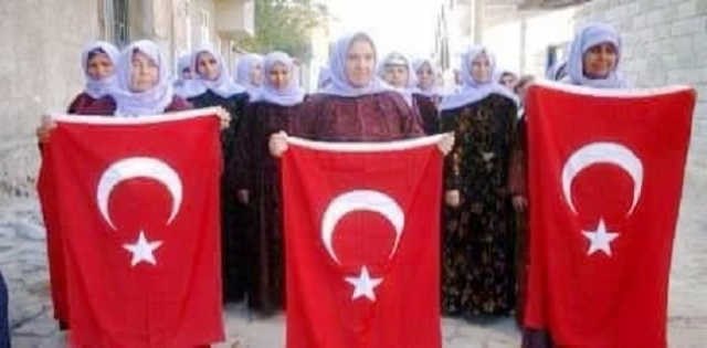 Kadınlardan Türk Bayraklı Kardeşlik Mesajı