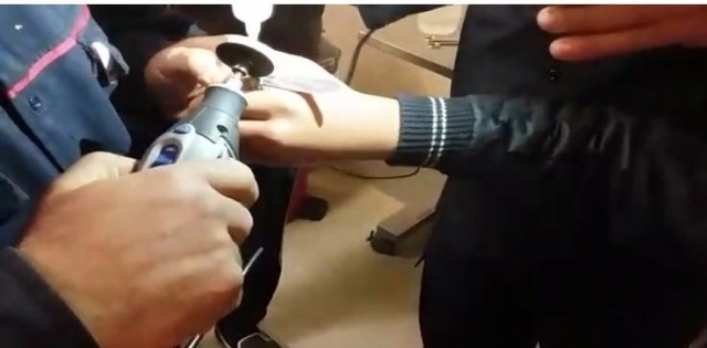 Suriyeli çocuğun parmağına sıkışan yüzüğü itfaiye çıkardı