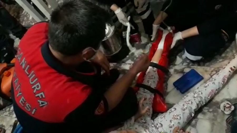 Ayağı asansöre sıkışan çocuk kurtarıldı