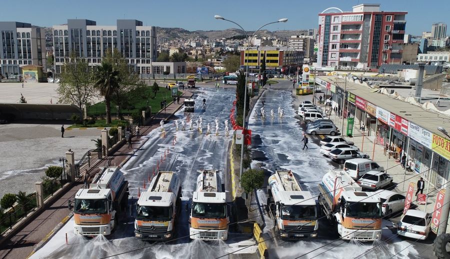 TEK TEK YIKAYIP, DEZENFEKTE ETMEYE DEVAM EDİYOR