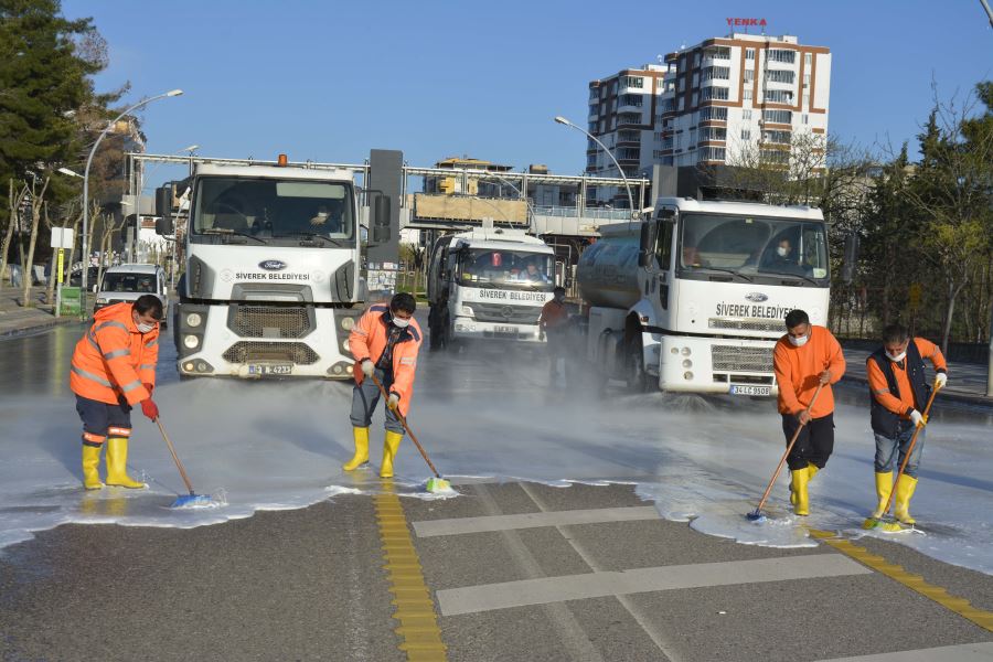 Siverek Belediyesi cadde ve sokakları dezenfekte etmeye devam  ediyor
