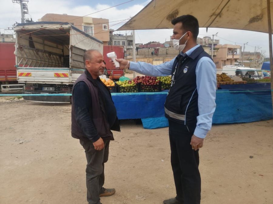 EYYÜBİYE’DE SEMT PAZARLARINDA ESNAF VE VATANDAŞLARIN ATEŞLERİ ÖLÇÜLÜYOR.