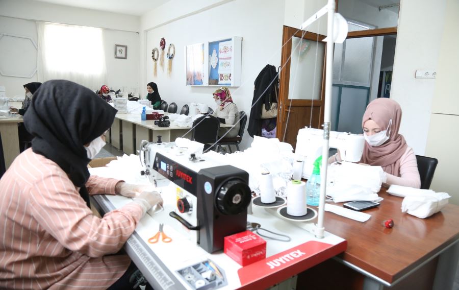 EYYÜBİYE BELEDİYESİ, MASKE ÜRETİMİNİ SERİ BİR ŞEKİLDE SÜRDÜRÜYOR.