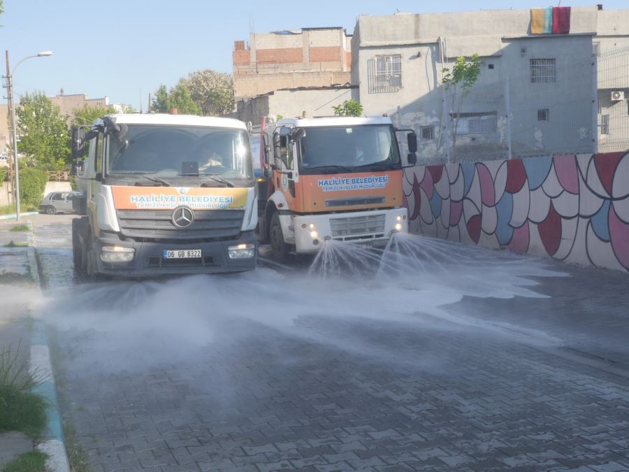 SOKAK SOKAK YIKAMA VE DEZENFEKTE SÜRÜYOR