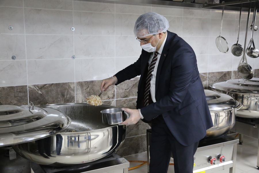 ‘EVDEKAL’ ÇAĞRISINA SICAK YEMEKLE DESTEK