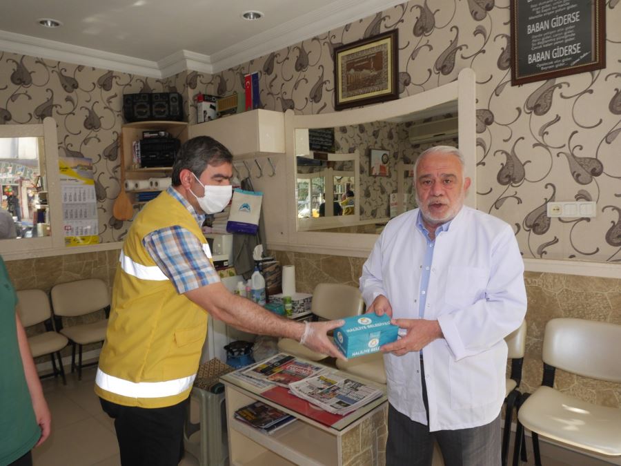BERBER VE KUAFÖRLERE MASKE DAĞITIMI SÜRÜYOR