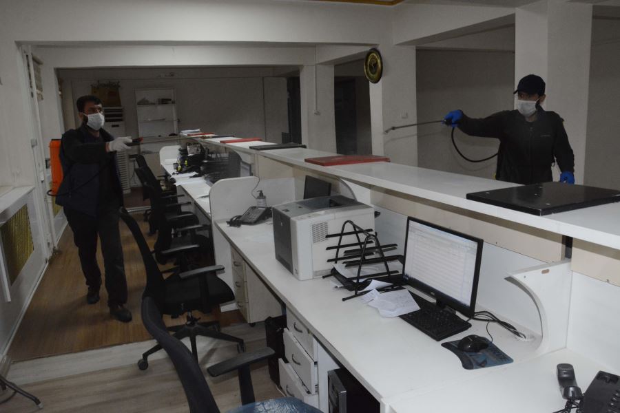 Resmi kurumlarda dezenfekte çalışmalarını sürdürüyor