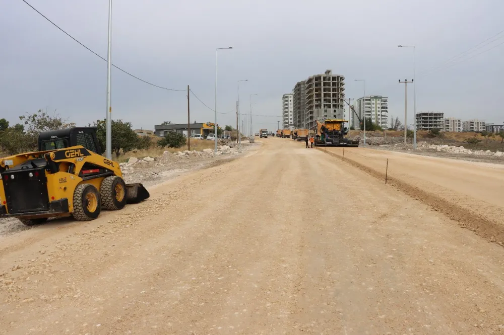 MEHMETÇİK MAHALLESİNDE YENİ AÇILAN YOLDA ASFALT HAZIRLIĞI YAPILIYOR