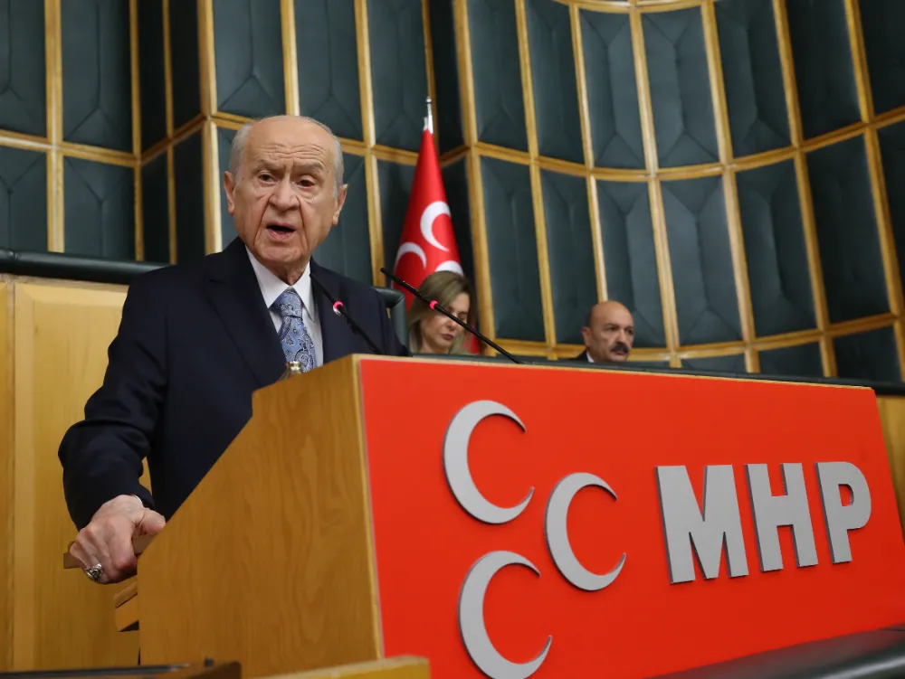 MHP LİDERİ BAHÇELİ: “DEVLETİ MİLLETTEN AYIRMAK, MİLLETİ DEVLETTEN AYRIŞTIRMAK SU KATILMAMIŞ BÖLÜCÜLÜKTÜR.”