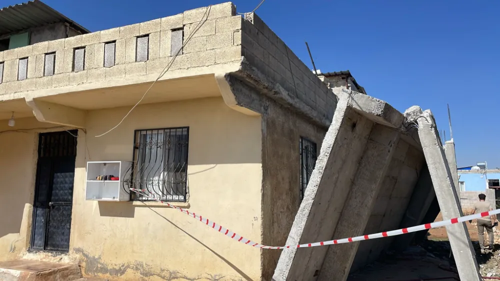 ŞANLIURFA’DA DEPREMDE BALKON ÇÖKTÜ, BİR KADIN YARALANDI