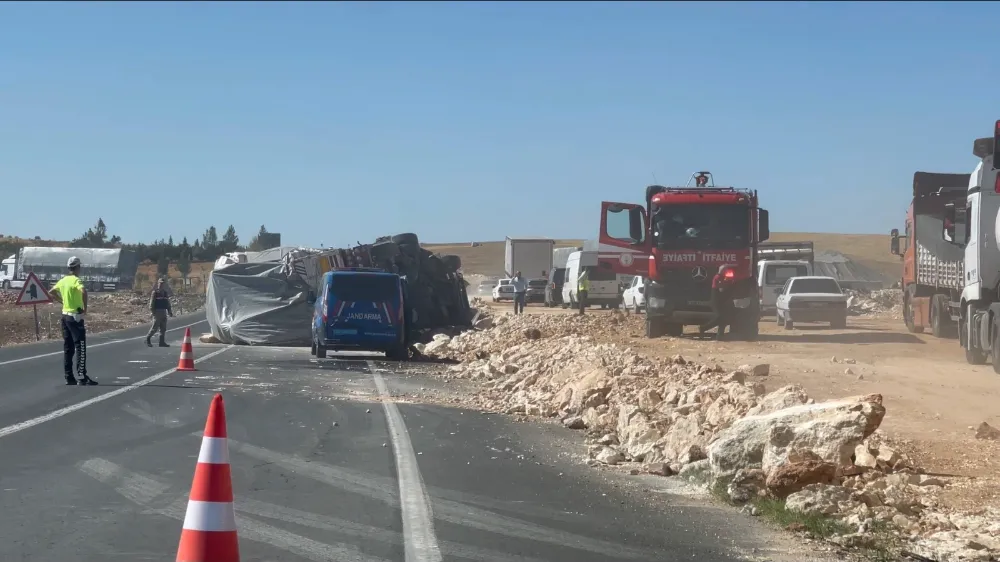 ŞANLIURFA’DA SAMAN BALYASI YÜKLÜ TIR DEVRİLDİ