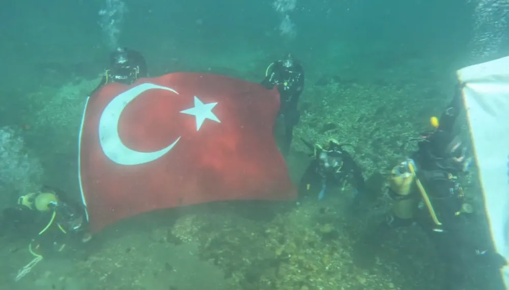 ŞANLIURFA’DA DALGIÇ POLİSLER SU ALTINDA TÜRK BAYRAĞI AÇTI