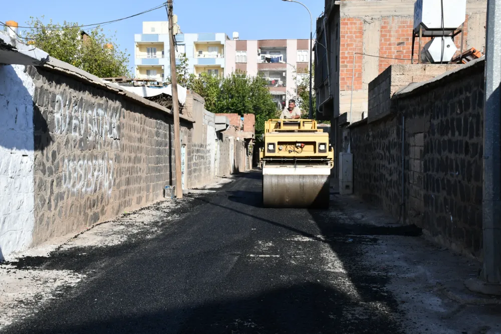 SİVEREK BELEDİYESİ SICAK ASFALT ÇALIŞMALARINI HIZ KESMEDEN SÜRDÜRÜYOR