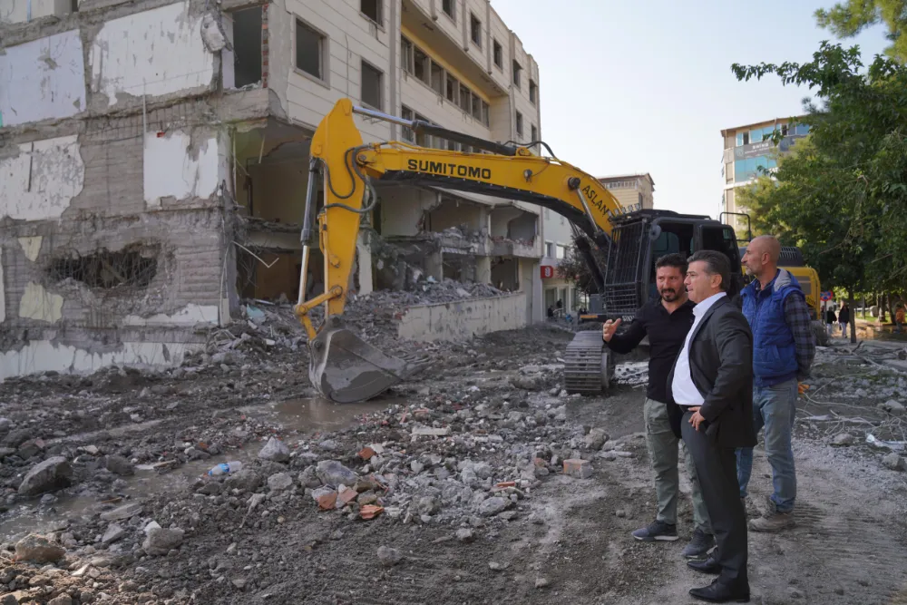 Başkan Bucak Belediye hizmet binasının yıkım çalışmalarında incelemede bulundu