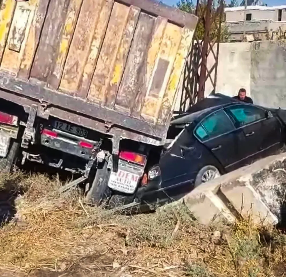 ŞANLIURFA’DA KAMYONLA İLE OTOMOBİL ÇARPIŞTI: 1 ÖLÜ, 2 YARALI