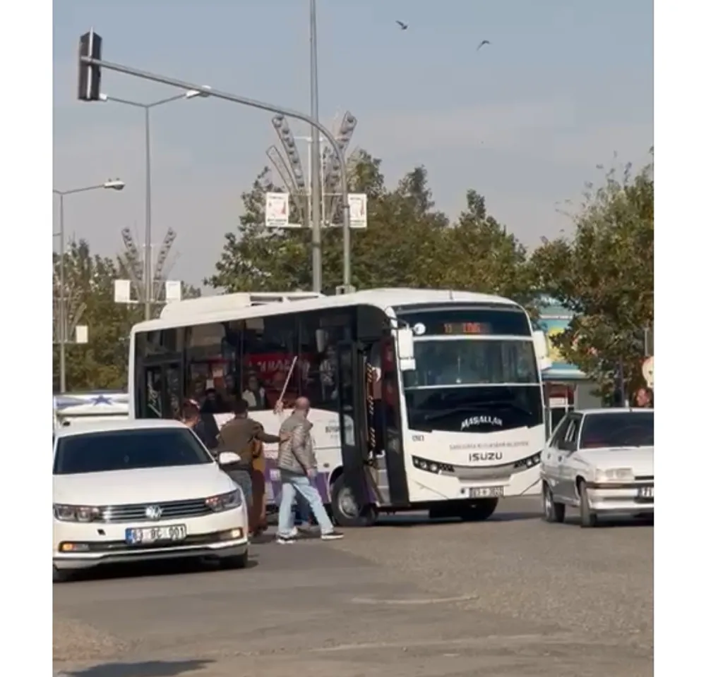 ŞANLIURFA’DA YOLCU MİNİBÜSÜNÜN ŞOFÖRÜNE SALDIRI: TEKME, TOKAT VE SOPALI KAVGA