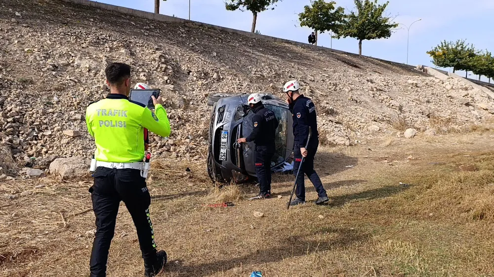 ŞANLIURFA’DA OTOMOBİL ŞARAMPOLE DEVRİLDİ: 3 YARALI