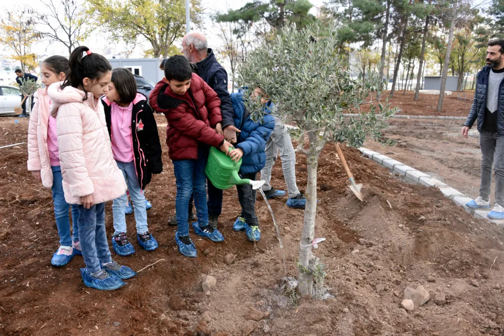 ÖĞRETMEN, ÖĞRENCİ VE VELİLER SİVEREK KALESİNDE AĞAÇ DİKTİ