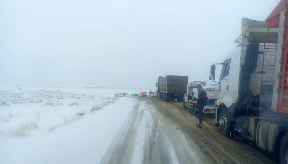 KAR YAĞIŞIYLA KAPANAN VİRANŞEHİR-DİYARBAKIR YOLU TRAFİĞE AÇILDI