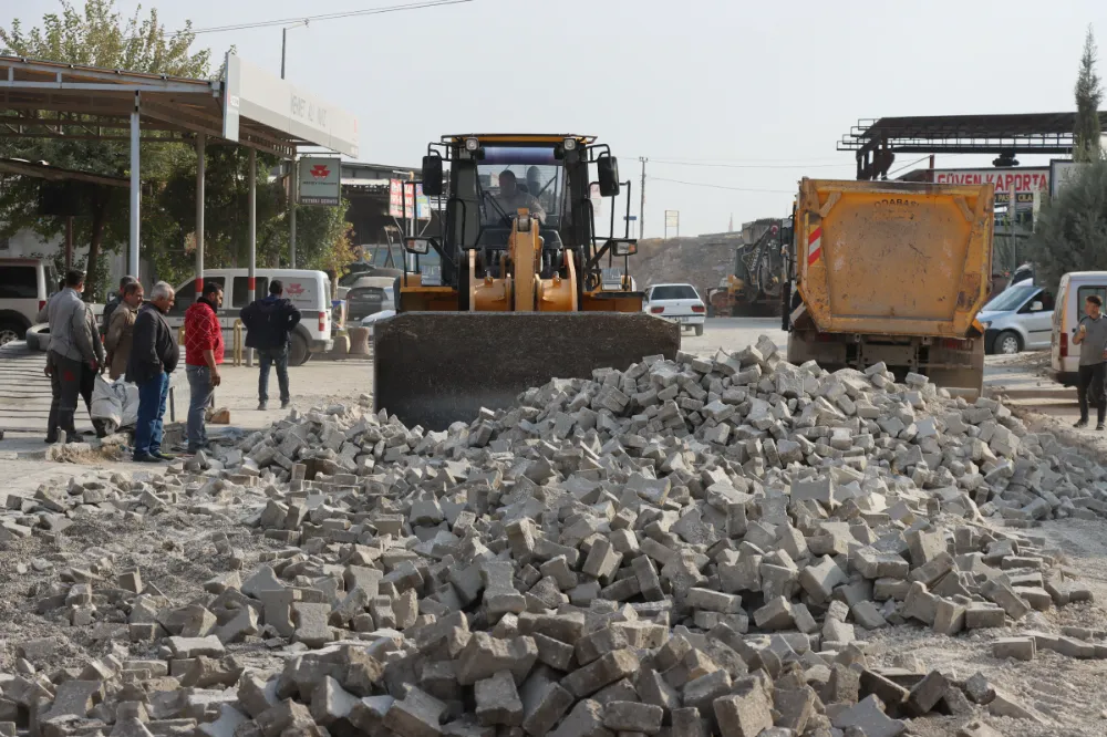 BİRECİK’TE YOLLAR BÜYÜKŞEHİR BELEDİYESİ İLE YENİLENİYOR