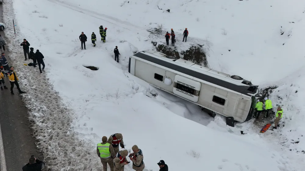 ERZİNCAN’DA OTOBÜS ŞARAMPOLE UÇTU: 21 YARALI