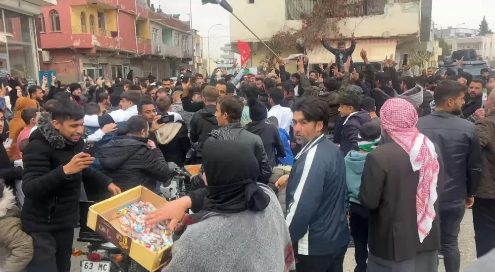 SURİYE SINIRINDA ESAD REJİMİNİN ÇÖKÜŞÜ KUTLANIYOR 