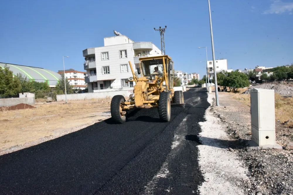 SİVEREK BELEDİYESİ İLE OKUL YOLU SICAK ASFALTLA KAPLANDI