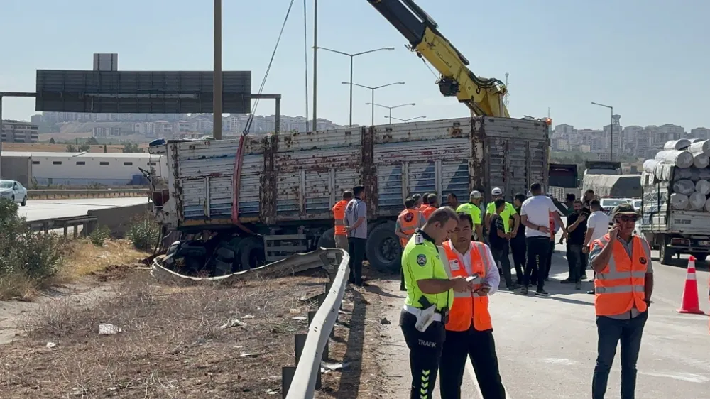 KONTROLDEN ÇIKAN TIR, KİREÇ YÜKLÜ TIRA ÇARPTI: 1 YARALI
