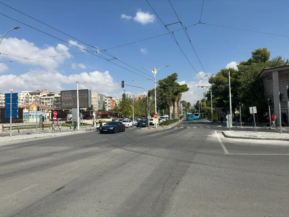 BÜYÜKŞEHİRDEN EVREN SANAYİ OTO GALERİCİLER SİTESİ KORİDORUNDA YOL DÜZENLEME ÇALIŞMASI