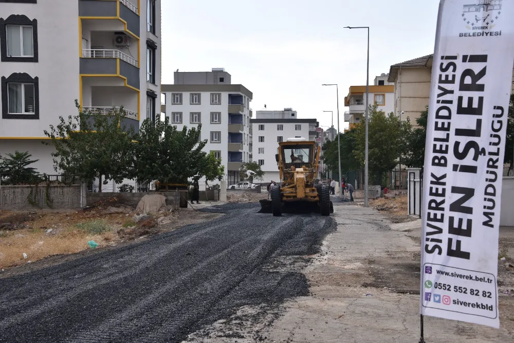 SİVEREK’TE OKUL YOLLARI SICAK ASFALTLA KAPLANIYOR