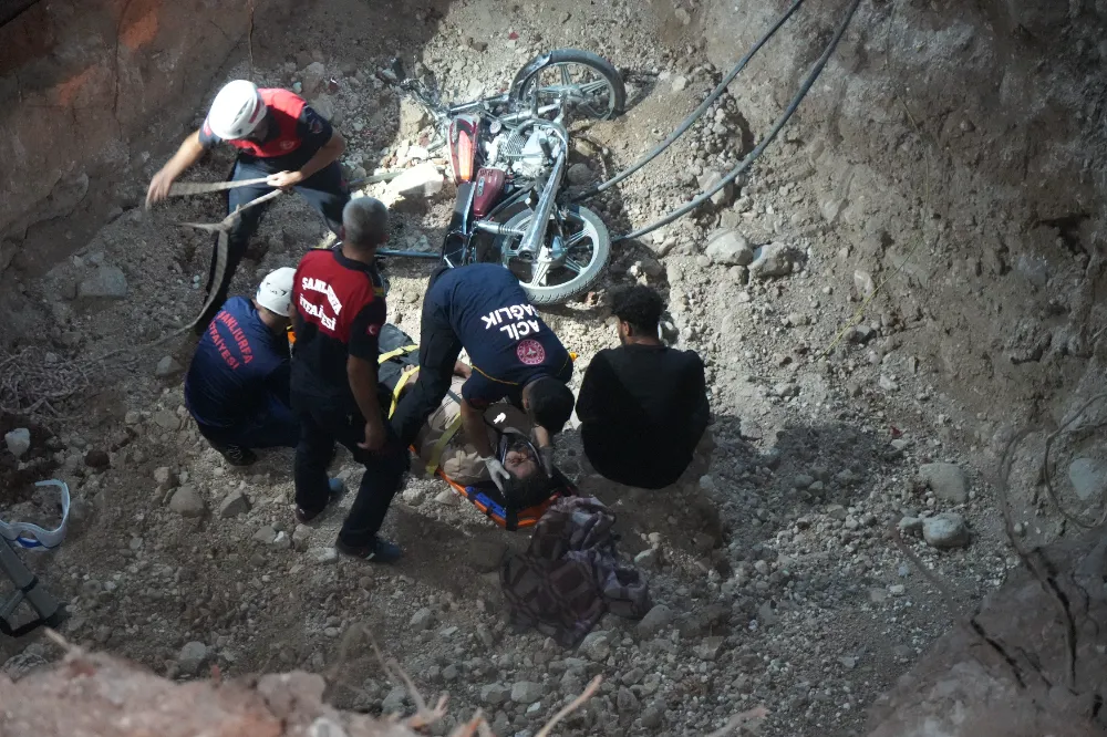ŞANLIURFA’DA PARKTA MOTOSİKLET 5 METRELİK ÇUKURA DÜŞTÜ: 2 YARALI