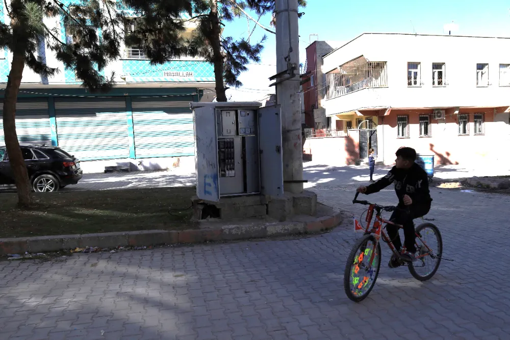 DEDAŞ’IN AÇIK BIRAKILAN TRAFOLARI ÖLÜM TEHLİKESİ SAÇIYOR