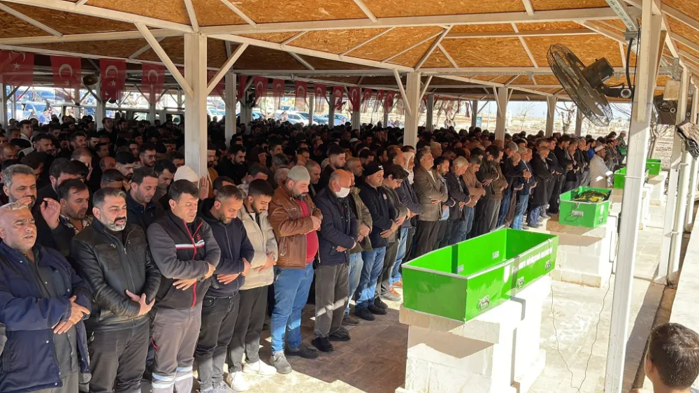 ŞANLIURFA’DA KIZLARINI ÖLDÜRÜP İNTİHAR EDEN ANNE VE ÇOCUKLARI AYRI MEZARLIKLARDA DEFNEDİLDİ