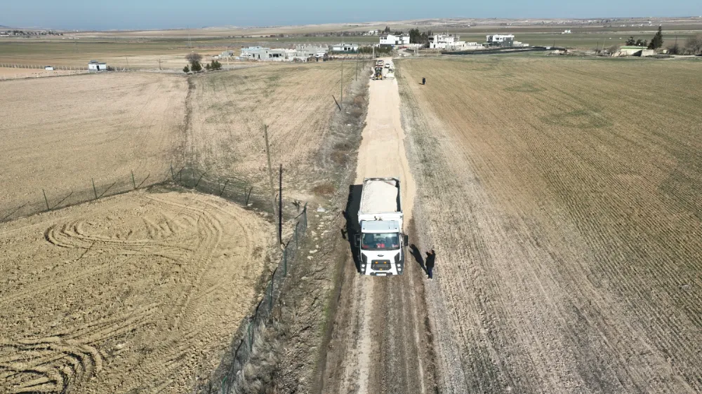 BÜYÜKŞEHİR BELEDİYESİ, KARAKÖPRÜ KIRSALINDA YOL ÇALIŞMALARINI SÜRDÜRÜYOR