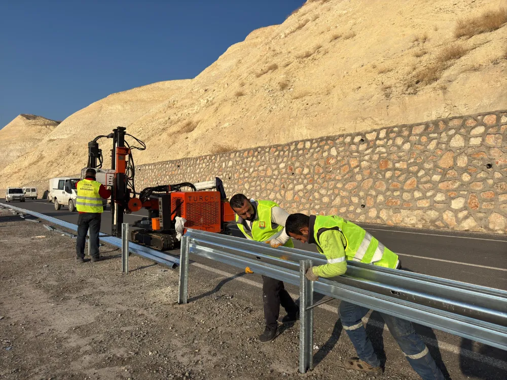 ŞANLIURFA BÜYÜKŞEHİR BELEDİYESİ HALFETİ-BİRECİK YOLUNDA TRAFİK GÜVENLİĞİNİ ARTIRIYOR