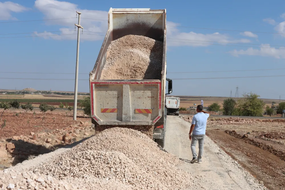 BÜYÜKŞEHİR BELEDİYESİ, HİLVAN KIRSALINDA ULAŞIMI RAHATLATIYOR