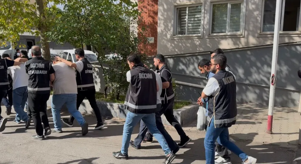 DİYARBAKIR MERKEZLİ 12 İLDE SİLAH KAÇAKÇILIĞI OPERASYONU: 78 KİŞİ GÖZALTINA ALINDI