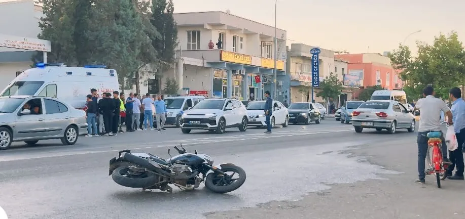 ŞANLIURFA’DA OTOMOBİL İLE MOTOSİKLET ÇARPIŞTI: 1 YARALI