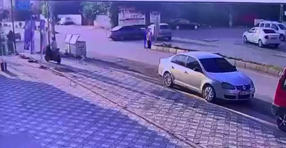 OTOMOBİLLERİN KAFA KAFAYA ÇARPIŞTIĞI KAZADA 2 KİŞİ YARALANDI, O ANLAR KAMERADA