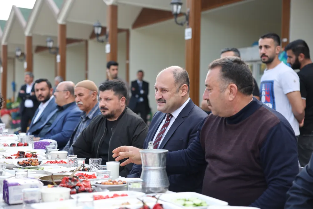 BAŞKAN GÜLPINAR, YENİLENEN PAZAR YERİNDE ESNAFLA BULUŞTU