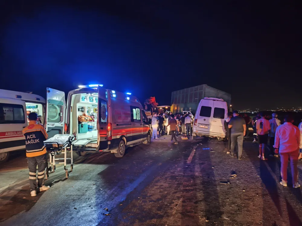 YOLCU MİNİBÜSÜ TRAKTÖRE ÇARPTI: 15 YARALI