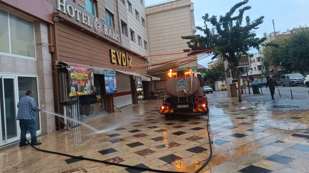 KOCA İLÇENİN SOKAKLARI HER GÜN YIKANIYOR