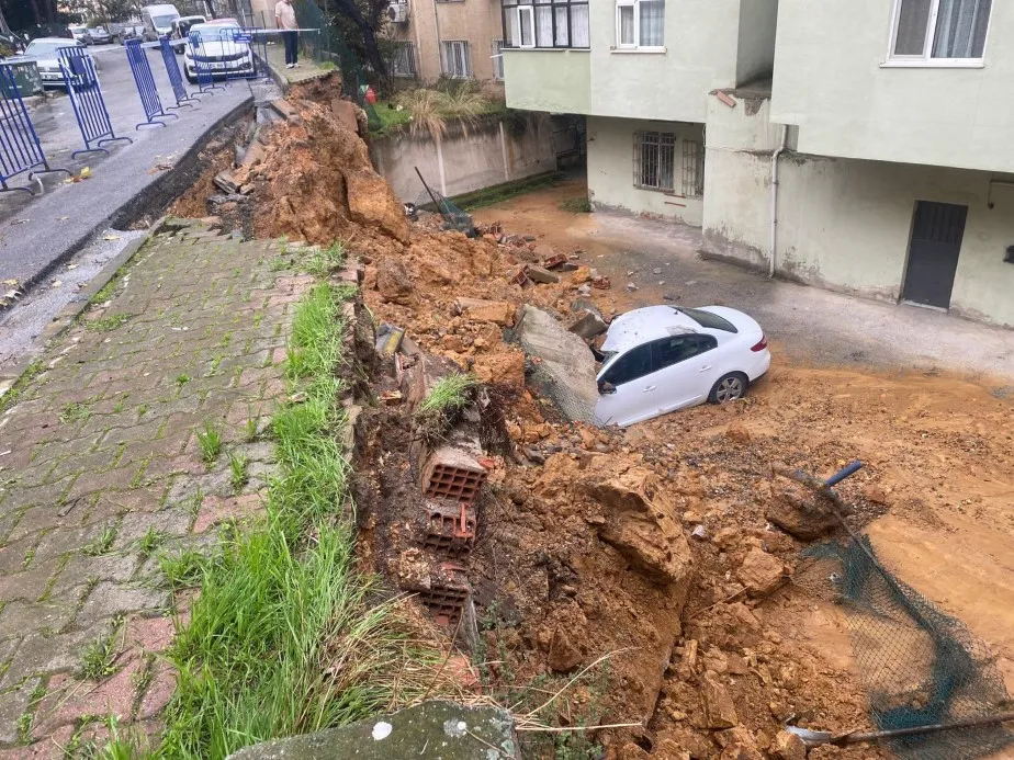 MALTEPE’DE İSTİNAT DUVARI PARK HALİNDEKİ 3 OTOMOBİLİN ÜZERİNE ÇÖKTÜ