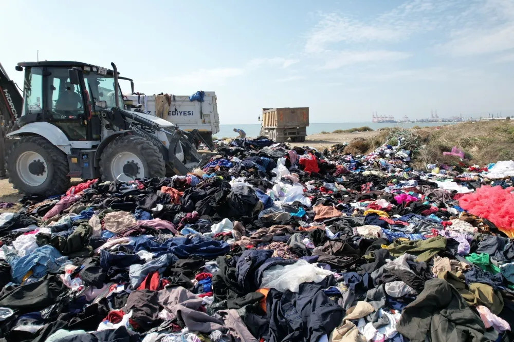 SAHİLE TONLARCA TEKSTİL ATIĞININ DÖKÜLME ANI KAMERADA: ARAÇ VE FİRMA TESPİT EDİLDİ