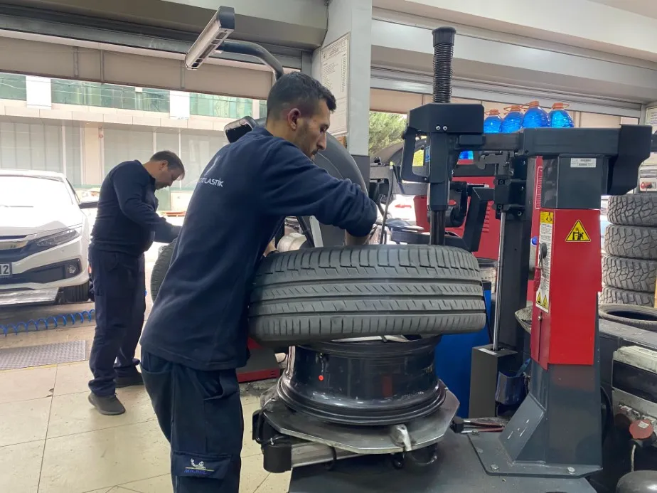 KIŞ LASTİĞİ ZORUNLULUĞU 15 KASIM’DA BAŞLIYOR: SÜRÜCÜLER LASTİK TAKMAK İÇİN KAR YAĞMASINI BEKLEMEMELİ