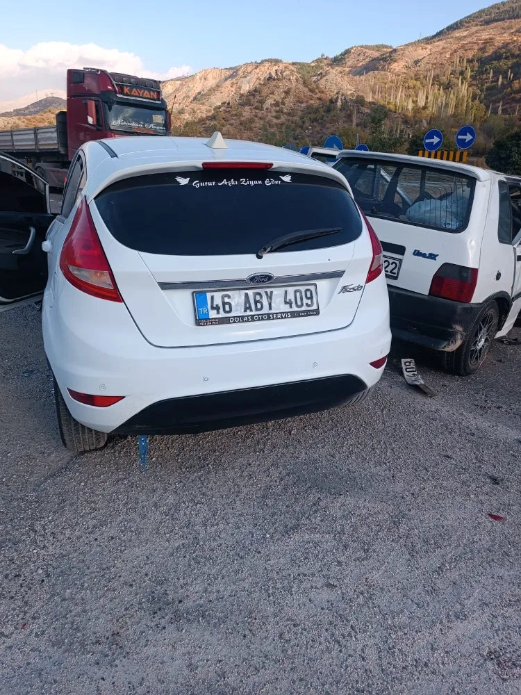 İKİ OTOMOBİL ÇARPIŞTI: 5 YARALI