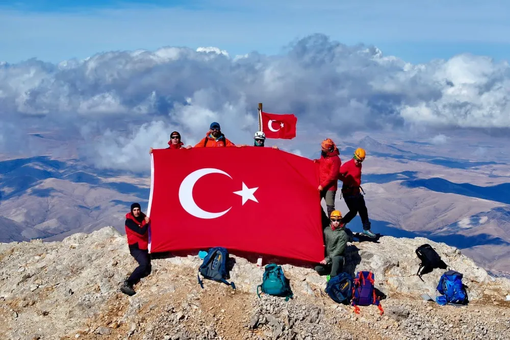 CUMHURİYET COŞKUSU ALADAĞLAR’IN ZİRVESİNDE YAŞANDI